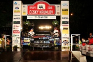 Rallye Český Krumlov: Vyhlášení výsledků na cílové rampě